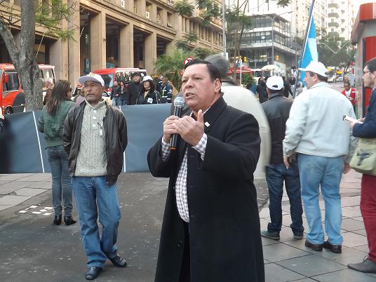 O presidente, José Providel, animou os manifestantes com palavras de ordem.