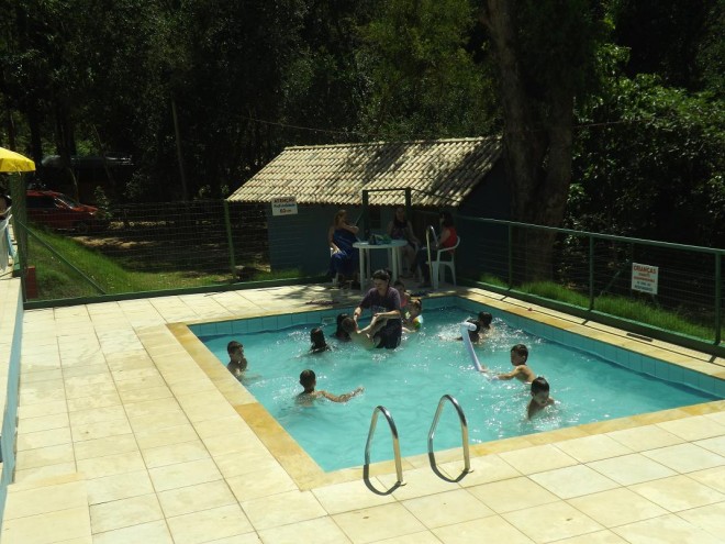 As crianças aproveitaram a piscina infantil para brincar em segurança.