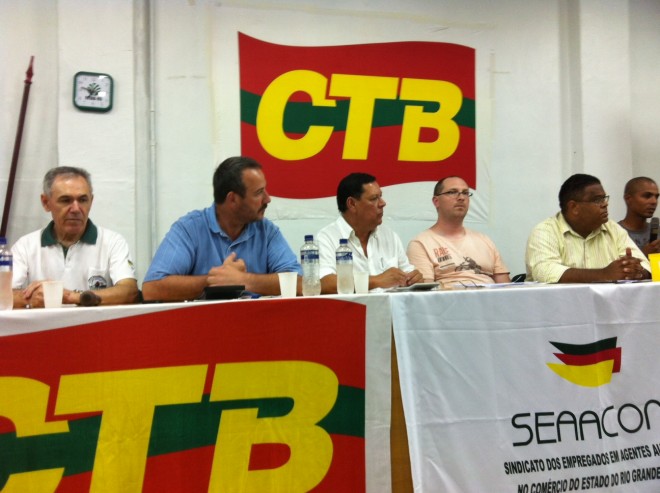 Sérgio de Miranda, Guiomar Vidor, José Providel, Djeison Neves, Marcelo Silva na mesa de abertura da Assembleia-Geral