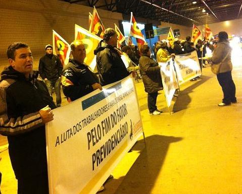 Cerca de 100 pessoas se posicionaram na frente de um dos terminais do Aeroporto Salgado Filho com faixas das principais reivindicações da CTB-RS.