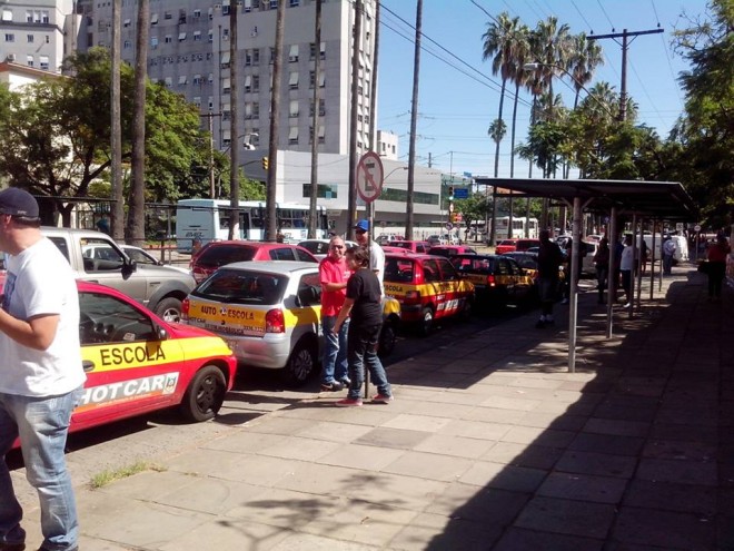 Os veículos cedidos por algumas autoescolas percorreram a Avenida João Pessoa, onde fizeram uma parada em frente ao Palácio da Polícia (Foto Arquivo Pessoal)