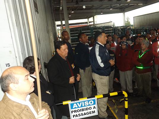 O presidente do SEAACOM, José Providel, conversou com os trabalhadores no início da assembleia geral.