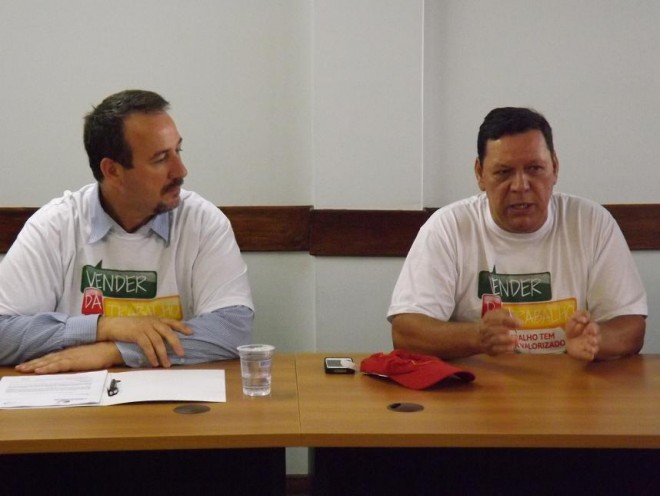 O presidente da CTB-RS e da Fecosul, Guiomar Vidor, e o presidente do SEAACOM, José Providel, durante reunião com empresários da Fecomércio.