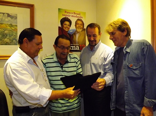 José Providel entregou a placa para Carlos Araújo na presença de Guiomar Vidor e do assessor sindical, Haroldo Britto