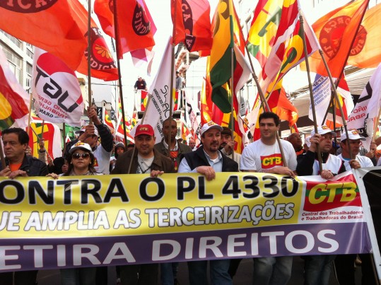 A diretora Ivone Araújo e o tesoureiro Gabriel Gonçalves ao lado do presidente da CTB-RS, Guiomar Vidor, lideram a manifestação contra o PL 4330 em caminhada no centro da Capital.