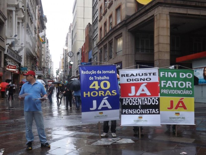 Os cartazes do SEAACOM chamaram a atenção de todos que passavam pela Esquina Democrática de Porto Alegre.