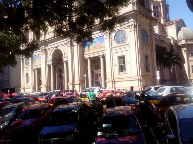 O grupo composto por mais de 300 pessoas parou em frente ao Palácio Piratini (Foto Arquivo Pessoal)